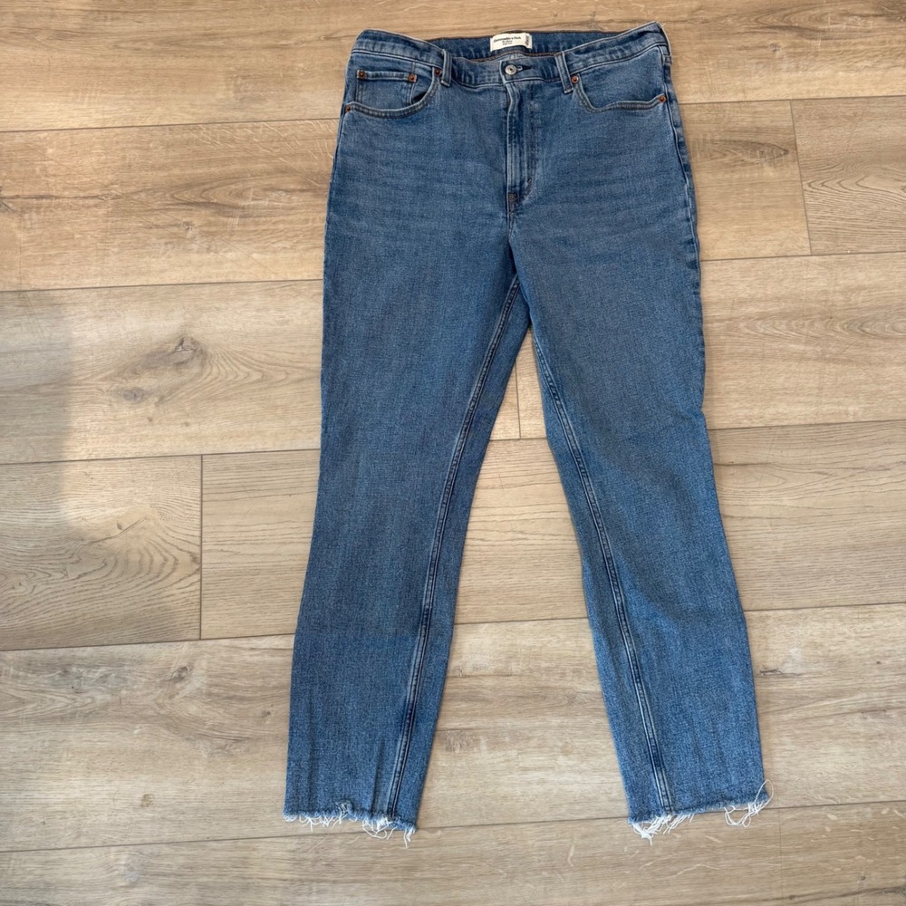 Abercrombie & Fitch The Skinny High Rise Jeans Medium Wash Raw Hem WMs 32/14 EUC